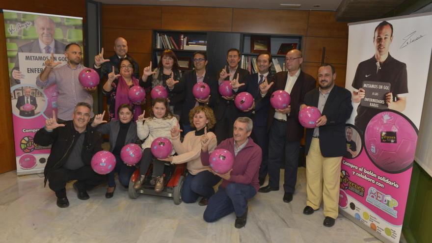 Los representantes de los clubes de fútbol, D´Genes, Aelip, La Opinión y El Corte Inglés posan con un gesto en favor de las enfermedades raras.