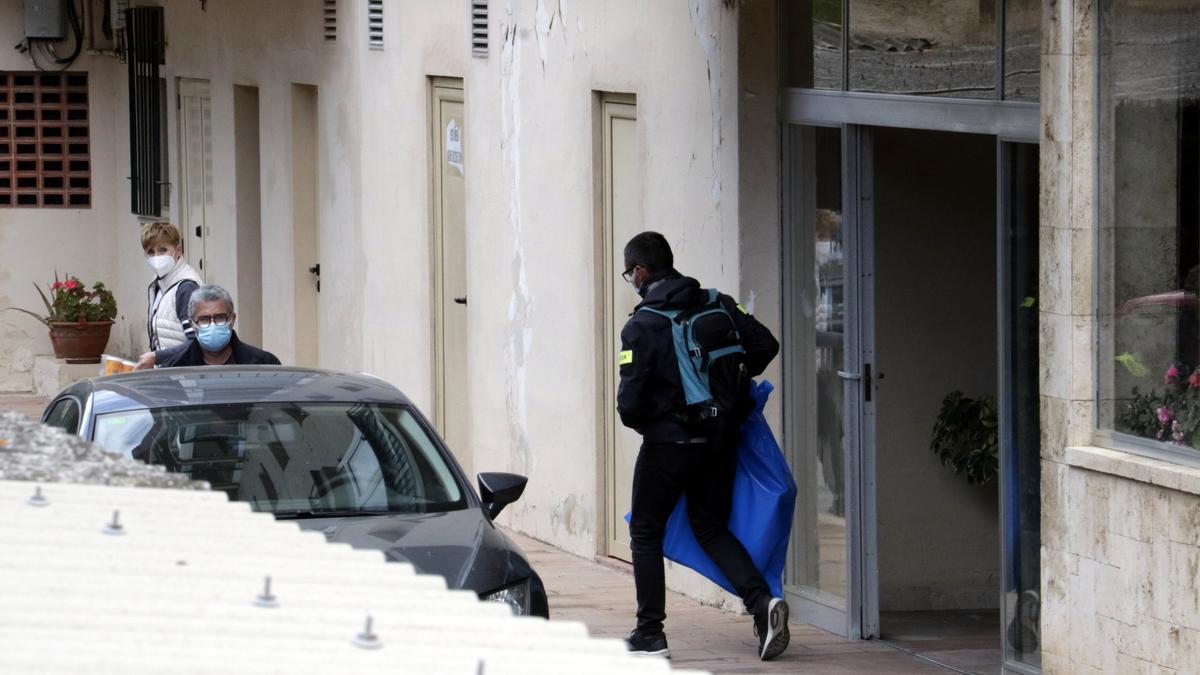 La policia enduent-se proves de l&#039;escorcoll d&#039;un domicili de Sant Feliu de Guíxols vinculat a la xarxa de falsificació de carnets de conduir, l&#039;11 de maig del 2021