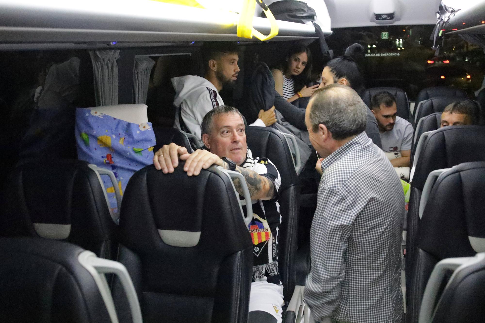 Galería | El autobús de los aficionados albinegros viaja lleno de ilusión a Riazor