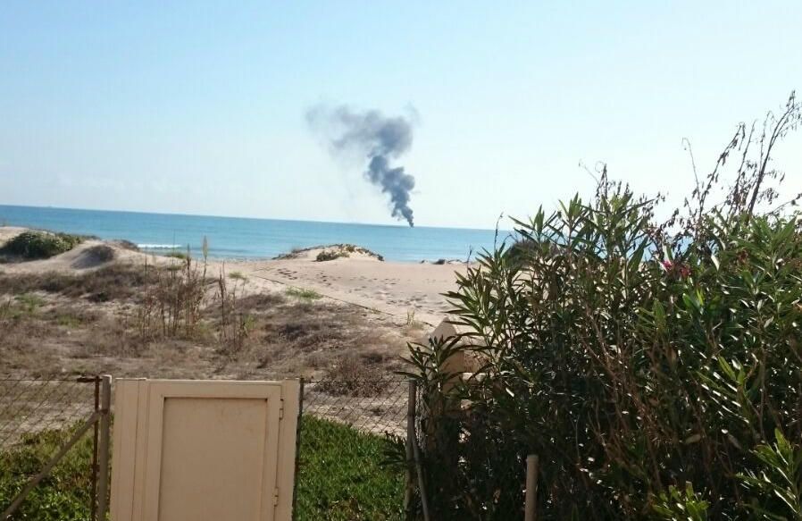 Un barco arde y se hunde frente a la playa del Perelló