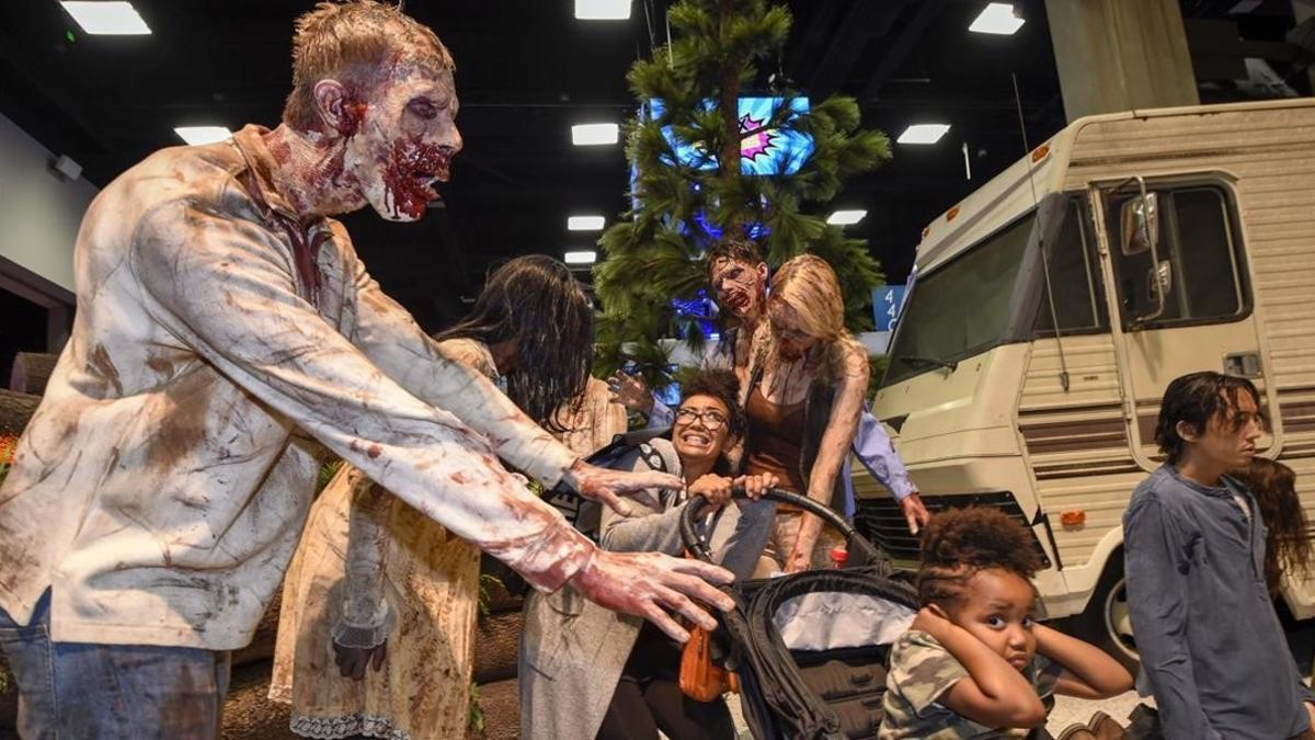 mdeluna34764756 fans pose for a photos with zombies at  the walking dead  bo160725175433