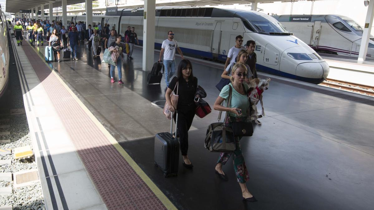 Imagen de archivo de la llegada de un AVE a la estación de Alicante