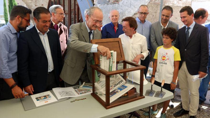 El alcalde mete un ejemplar de La Opinión en la primera piedra de las obras.