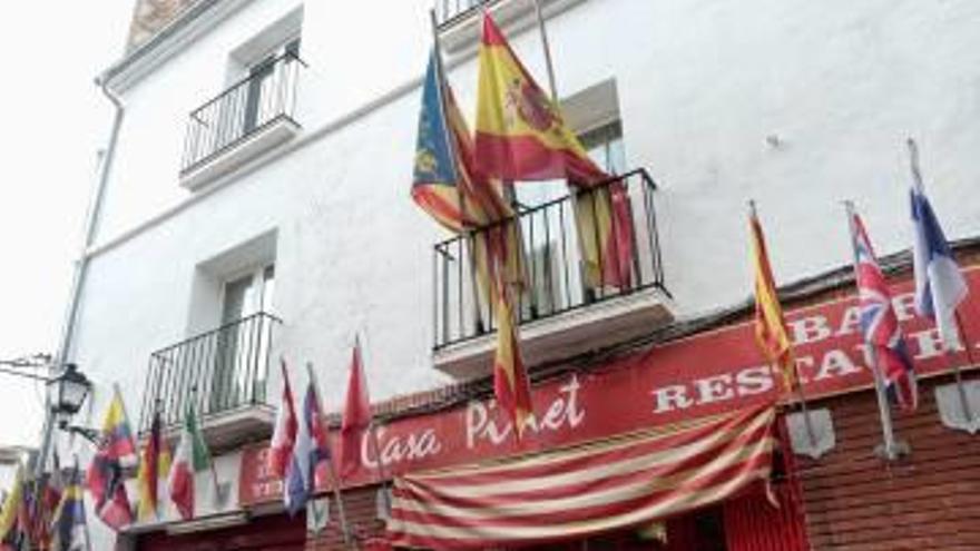 Las dos generaciones de Casa Pinet protestan contra el cierre a las puertas del restaurante, en cuya planta superior se ubica el Ayuntamiento.