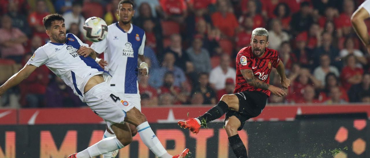 Dani Rodríguez chuta en el partido ante el Espanyol