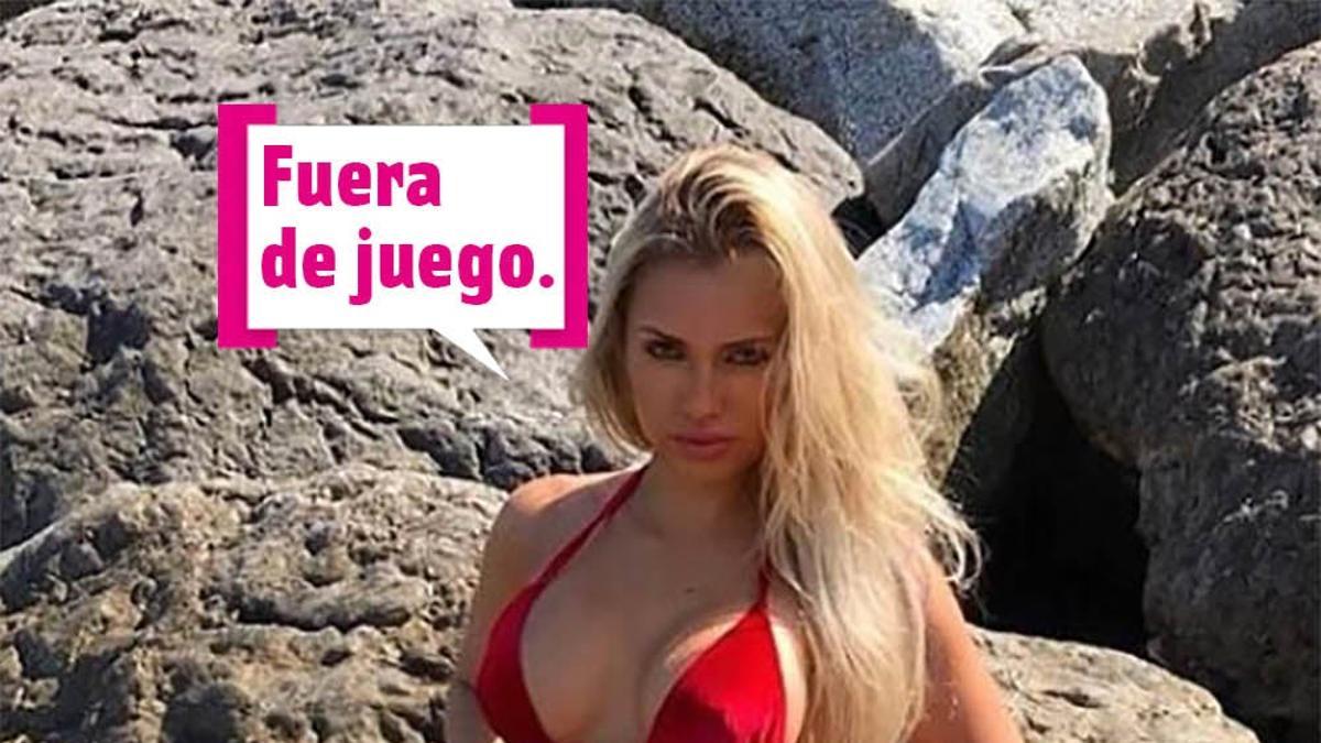 Janira Barm en bikini rojo en la playa con bocadillo: &quot;Fuera de juego&quot;