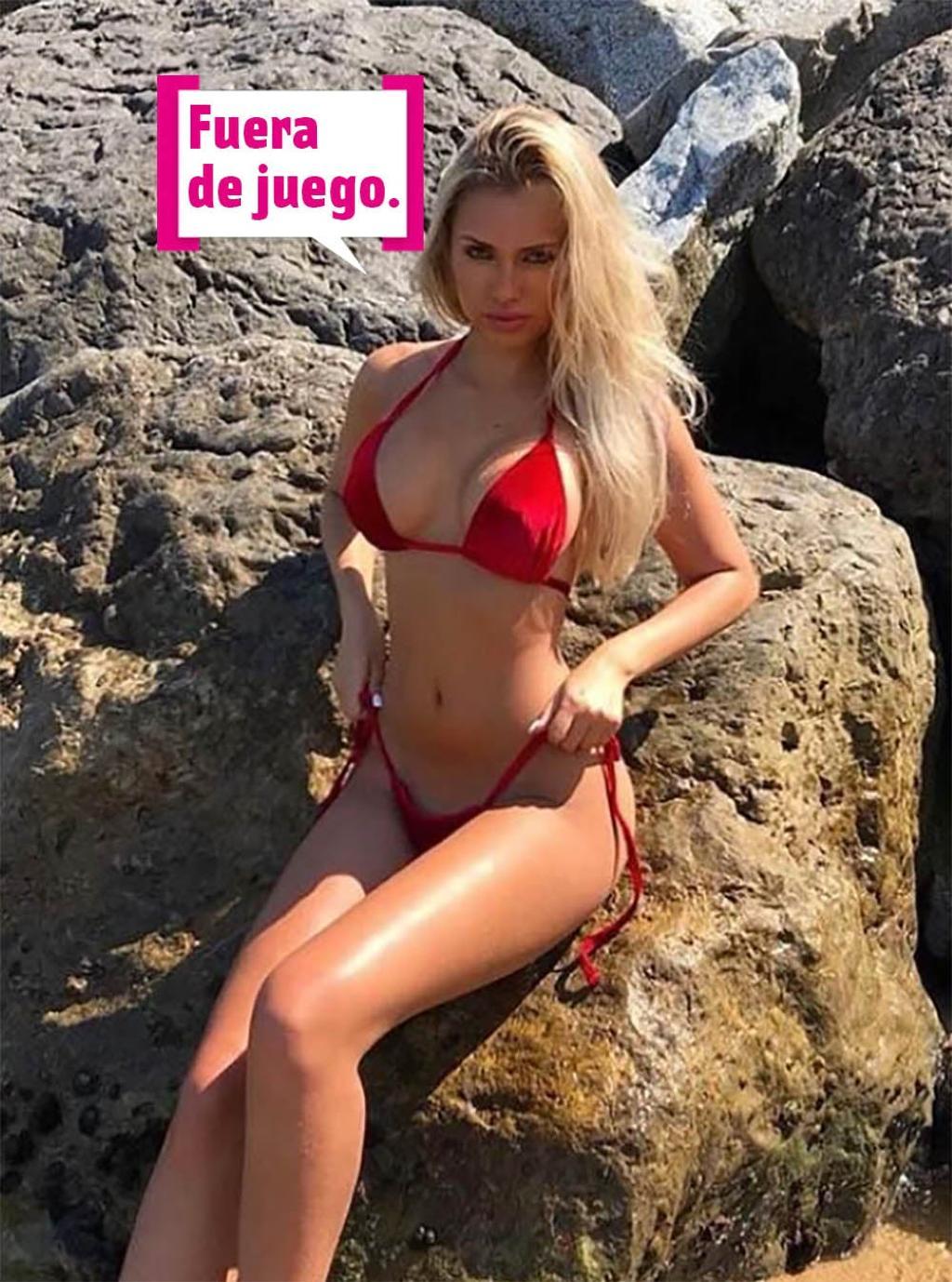 Janira Barm en bikini rojo en la playa con bocadillo: "Fuera de juego"