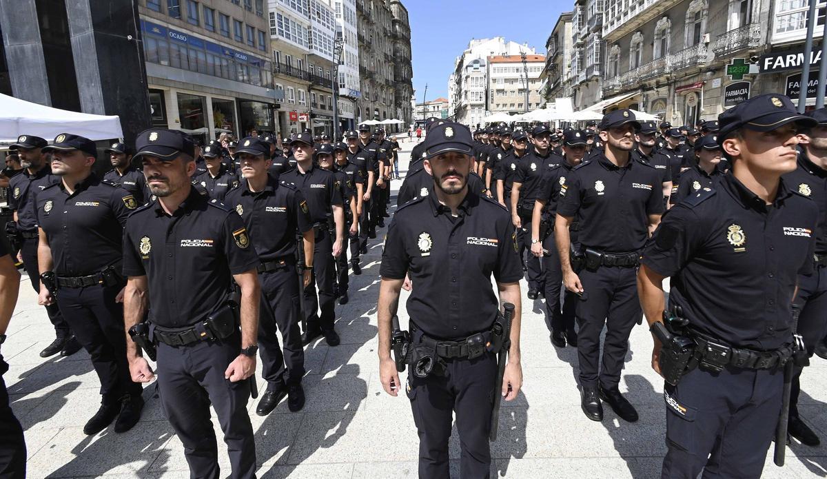 Presentación de un centenar de agentes en prácticas de la Policía ...