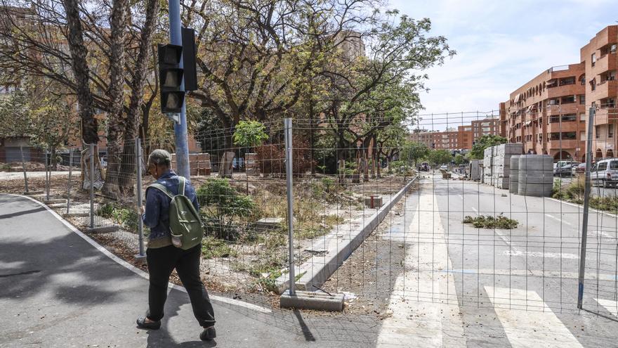 Los vecinos de San Blas no confían en el que las obras de la plaza vayan a acabar en el nuevo plazo anunciado por el Ayuntamiento de Alicante