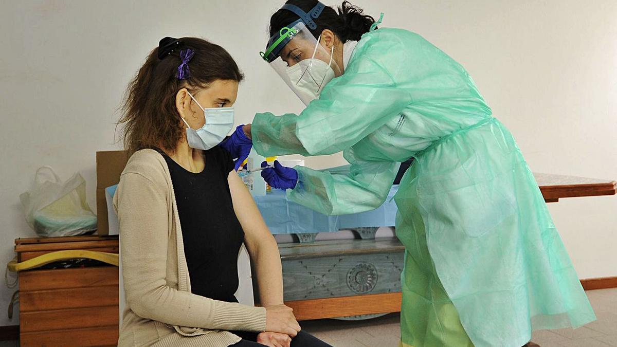 Una mujer recibe la vacuna del COVID