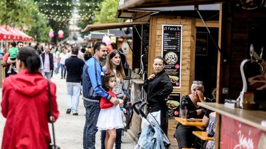 Un evento con mercado en el parque de Isabel la Católica.