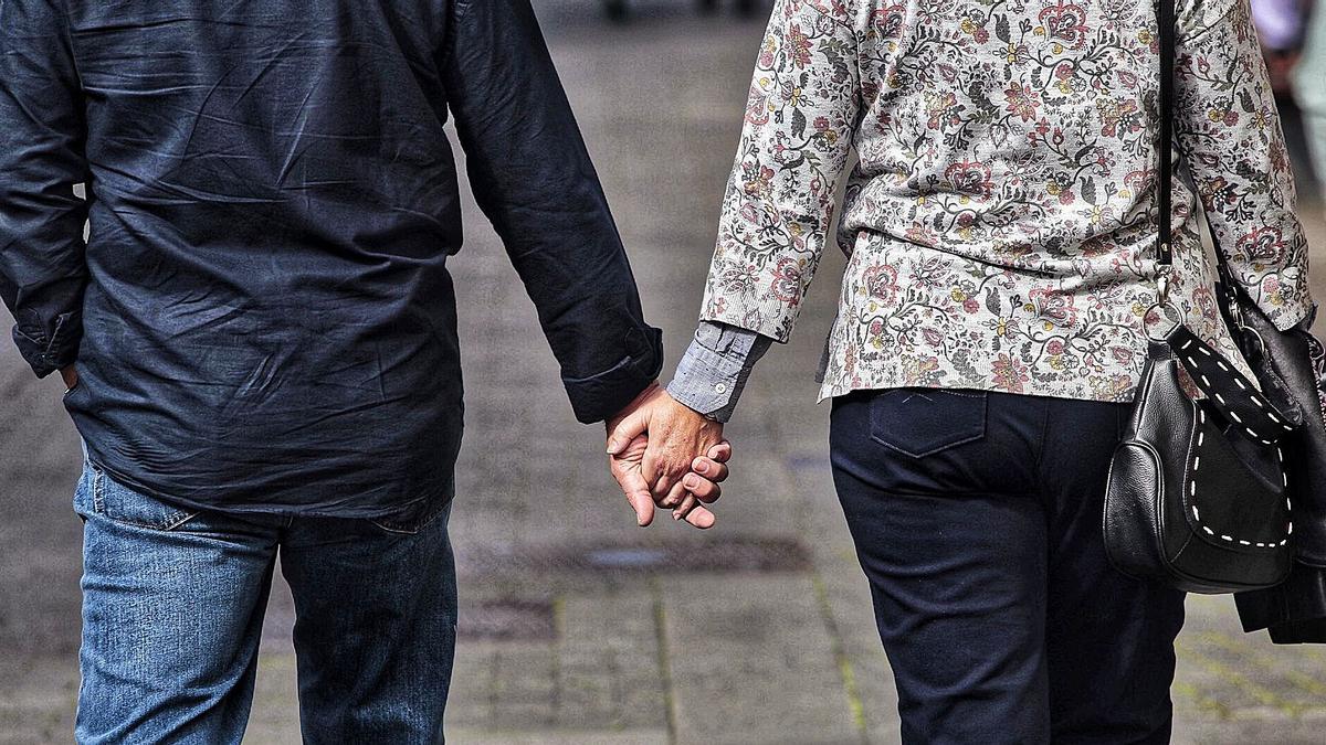 Una pareja pasea por el centro de La Laguna.