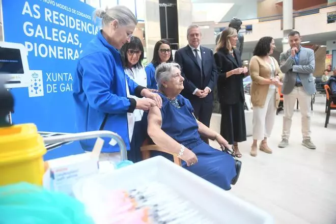 Arranca la campaña de vacunación frente a la gripe y el Covid-19 en la residencia Torrente Ballester de A Coruña
