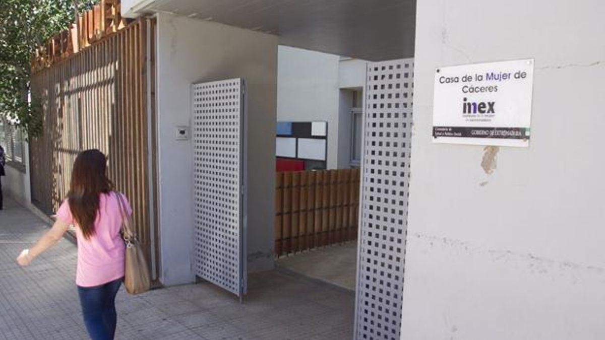Exterior de la Casa de la Mujer de Cáceres, uno de los recursos de la región para víctimas de la violencia de género.