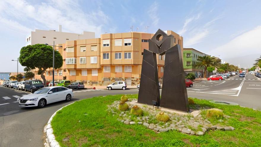 Un socavón obliga al cierre de la glorieta de acceso al muelle de Arinaga