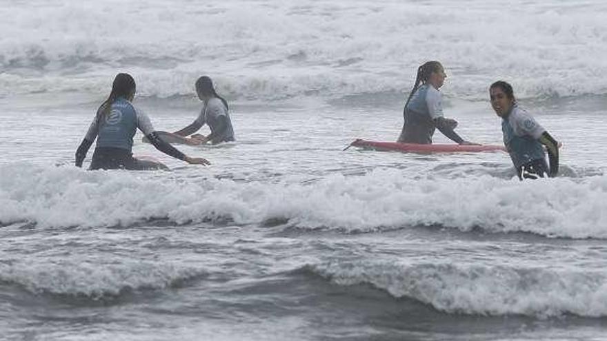 Algunas de las jugadoras del ADBA, durante el curso de surf.