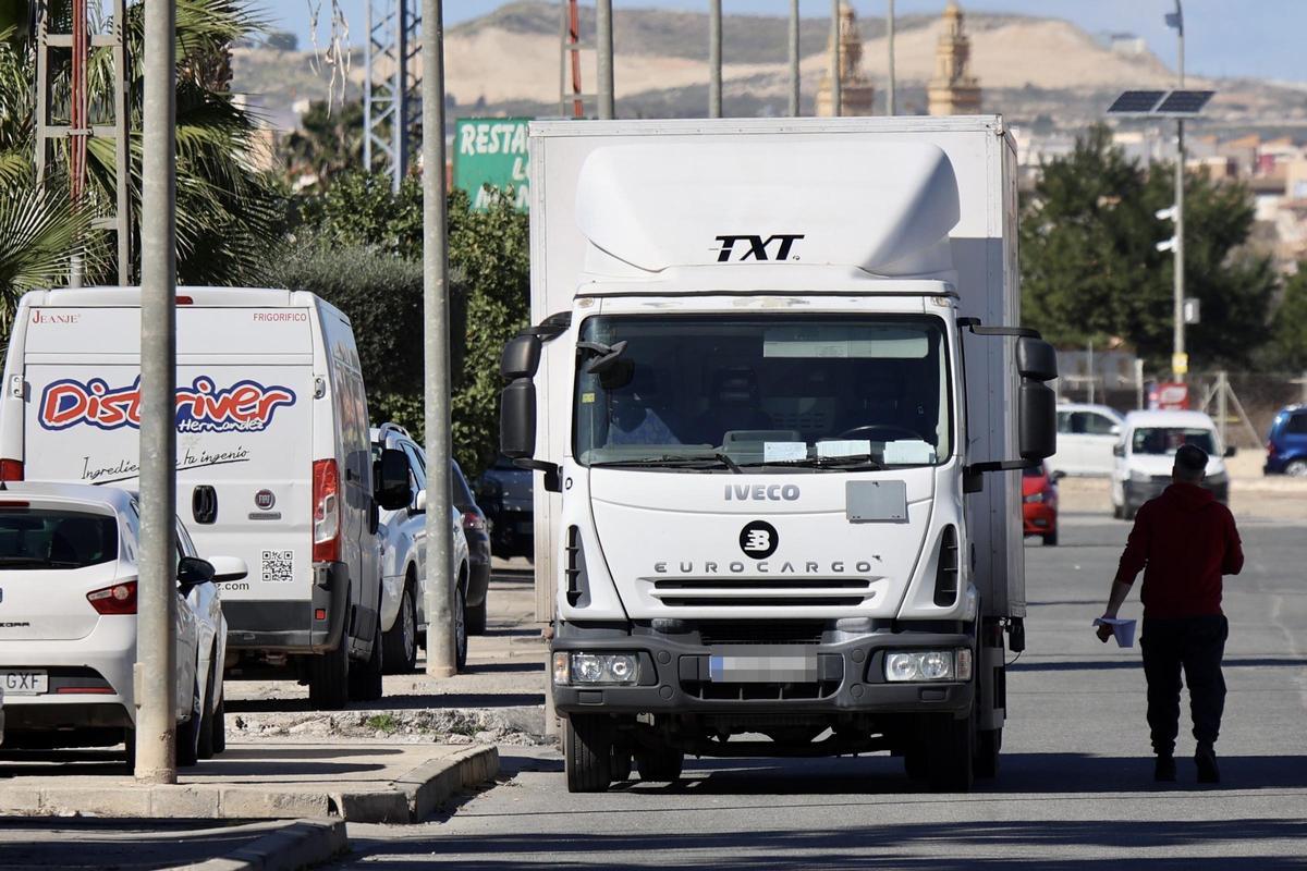 Un transportista murciano en el Polígono San Ginés de Murcia con su camión.