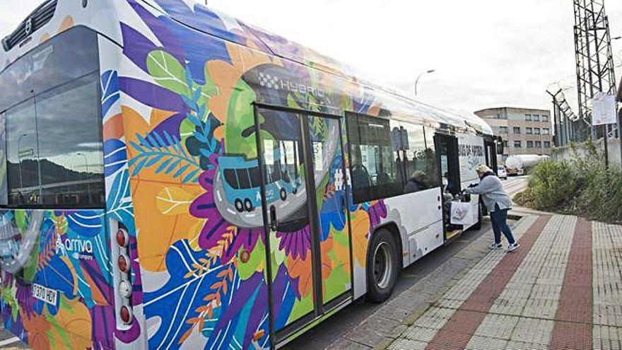 Un viajero se sube a un autobús en el límite entre A Coruña y Meicende.