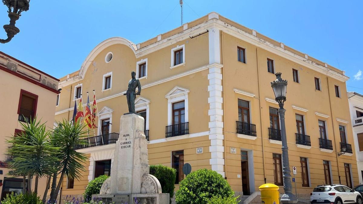 Exterior del ayuntamiento de Oliva, en una imagen de archivo.