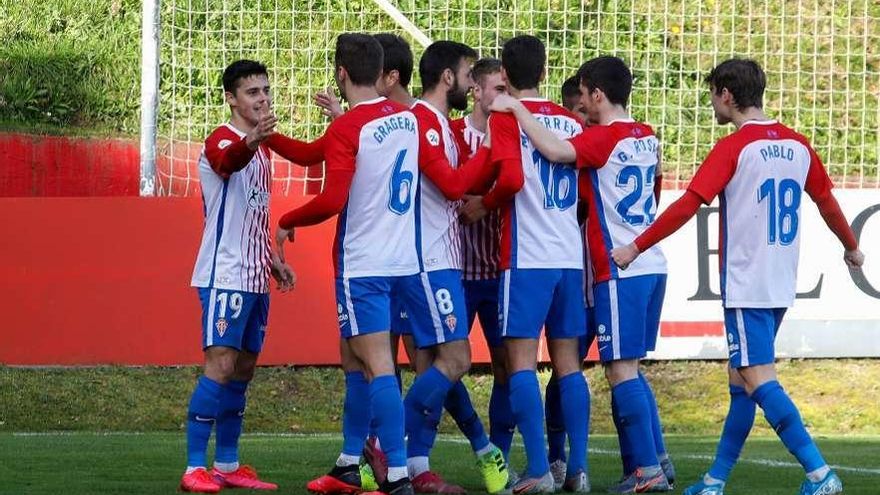 Los jugadores del Sporting B celebran el tercer tanto del equipo, obra de Gaspar Campos.