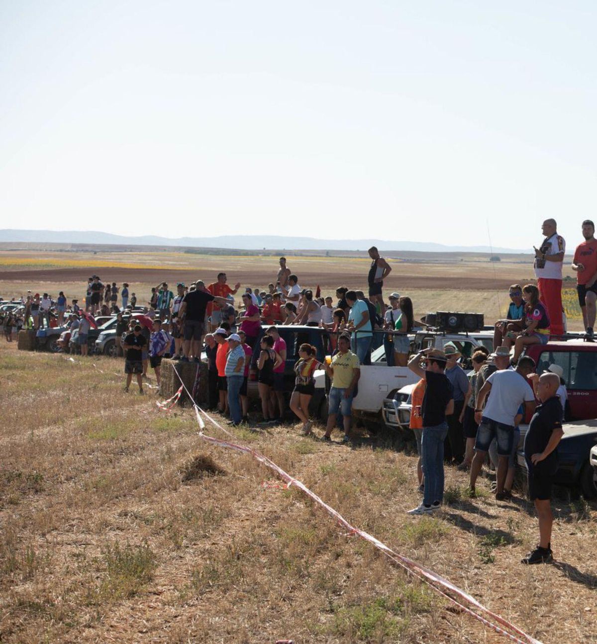 El público llena el paraje de El Pocerón para ver el encierro. | Ana R. Burrieza