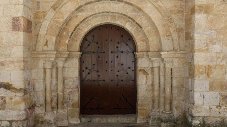 La puerta norte de San Esteban repintada | ANA BURRIEZA