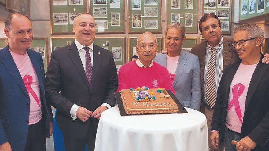 Pascual Calabuig, ayer, junto a la tarta, agasajado por el presidente Miguel Ángel Ramírez, Méndez, Ortega, De Armas y Patricio Viñayo.