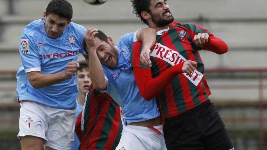 Una acción del encuentro entre el Celta B y el Racing Villalbés en Barreiro. // R. Grobas