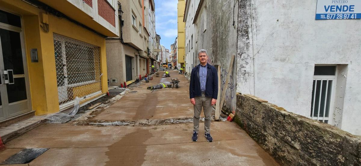 El alcalde visitando la obra.
