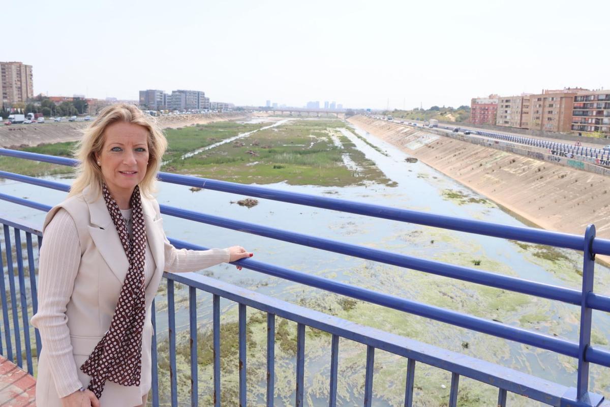 La alcaldesa Paqui Bartual en el cauce del Túria a su paso por Xirivella.