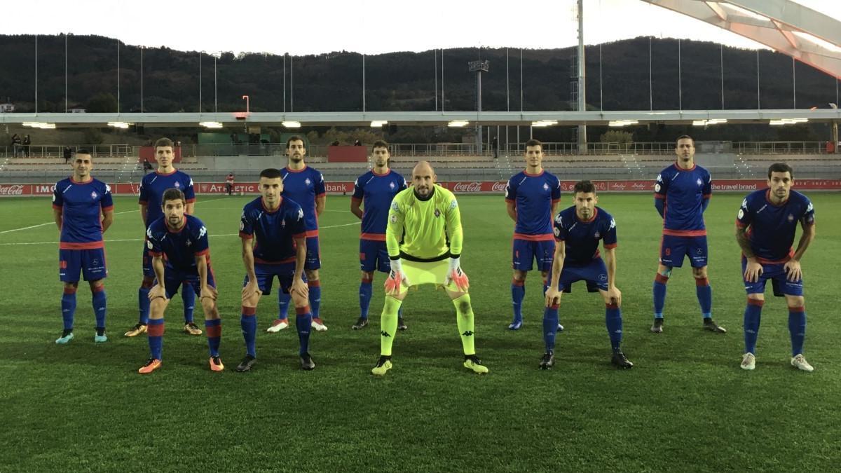 Los jugadores del Amoerbieta posando previo a un partido