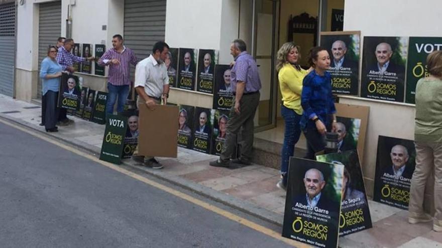 Pegan carteles de Somos Región en cartones y maderas ante la falta de dinero