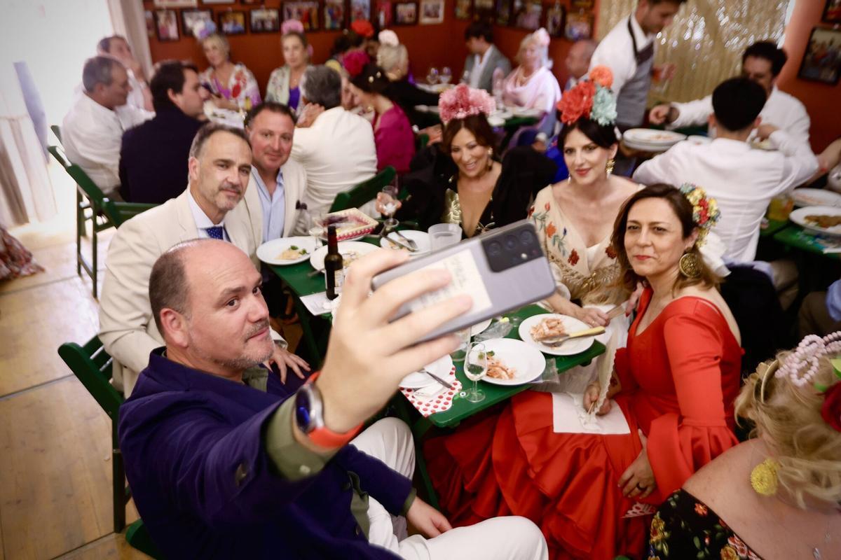 Cordobeses y turistas disfrutan en El Arenal de la primera jornada de día de la fiesta