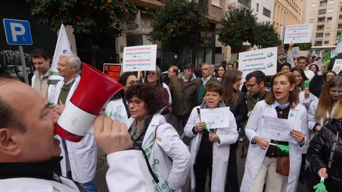 Un centenar de médicos protesta por una mejora de sus condiciones: "Un estatuto único para una profesión única"