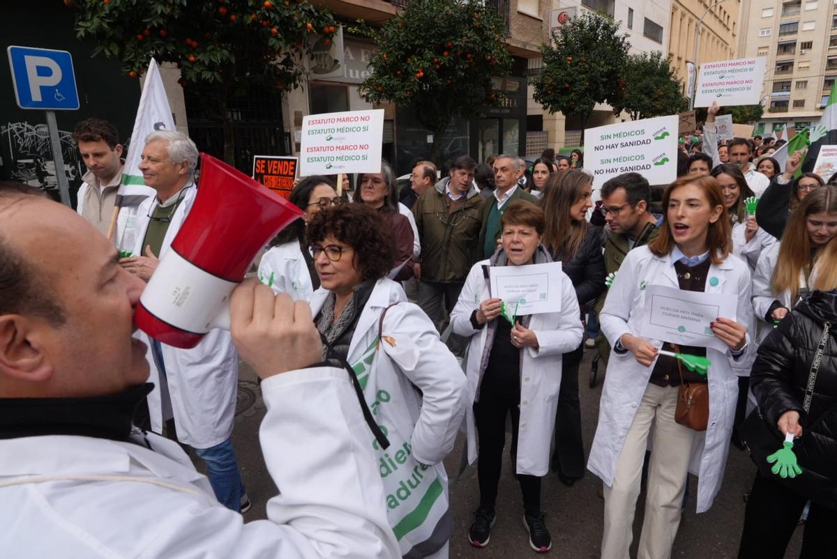 Los manifestantes ondean pancartas contra el Estatuto Marco