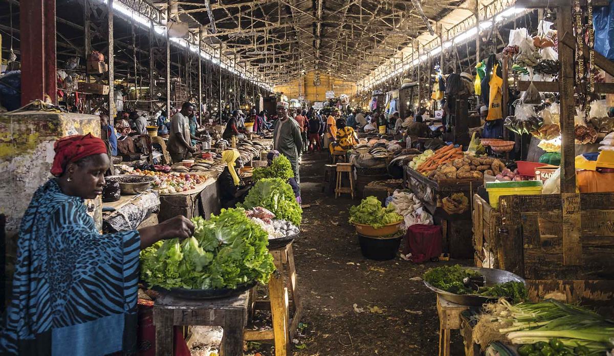 Bullicio callejero en uno de los mercados de Dakar.