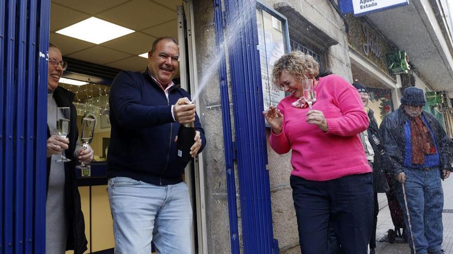 Júbilo en “la de Tica” por llevar el Gordo a Marín: “Premia el esfuerzo de todo el año”