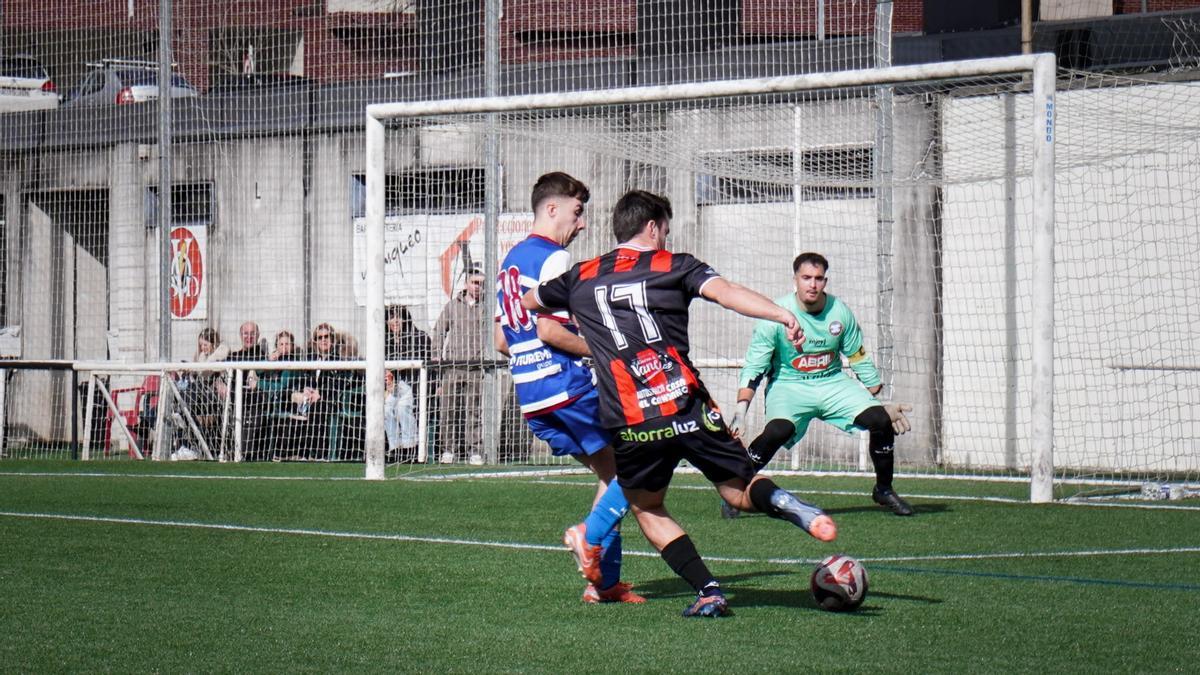 Un instante de partido de La Espina contra el San Fernando.