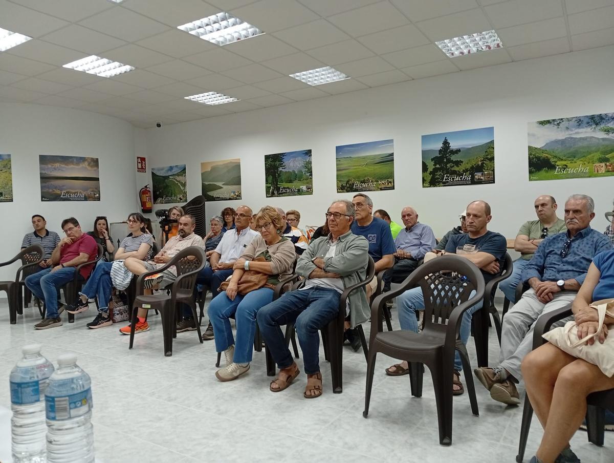 Asistentes a la charla en Villanueva de Azoague.