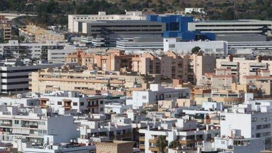 Vista general de la ciudad de Ibiza con el hospital Can Misses al fondo.