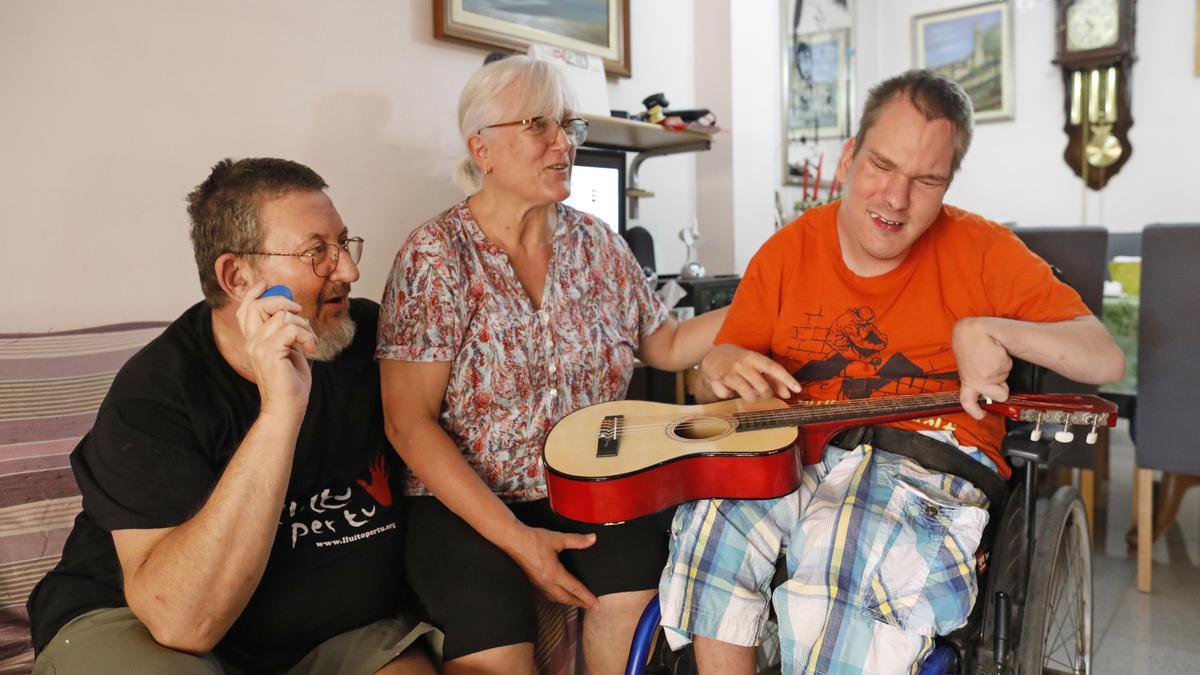 Arnau Estanyol (24 anys), subjectant una guitarra que ha après a tocar de forma autodidacta, juntament amb els seus pares, ahir a Salt.