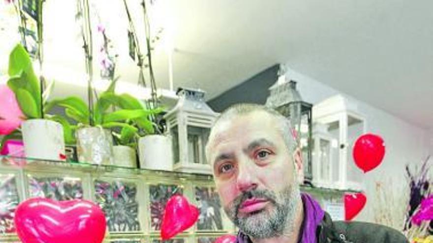 Urbano Sánchez, con un gran ramo de rosas rojas.