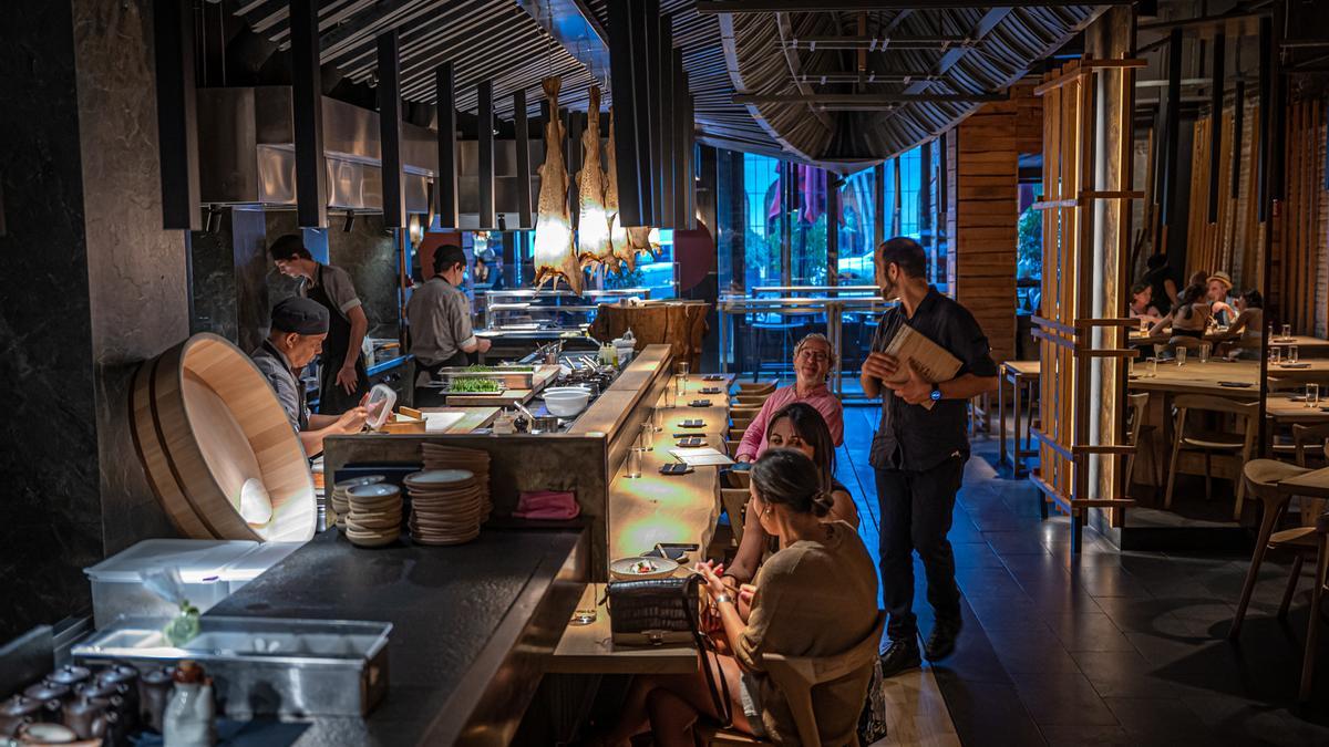 Interior de la taberna Ikoya, uno de los restaurantes abiertos en el barrio del Born en los últimos meses.