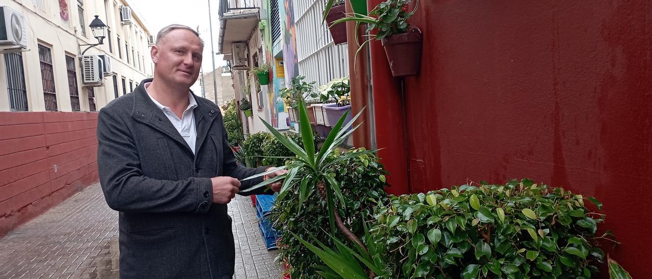 Miguel Blyznyuk, ayer, con las plantas que adornan el hostel de su propiedad, en el corazón La Trinidad.