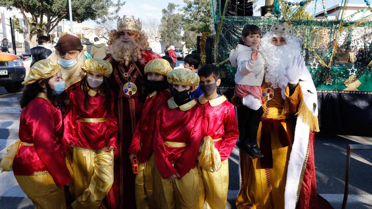 Gaspar y Melchor junto a algunos pajes y una niña de Puig d&#039;en Valls.