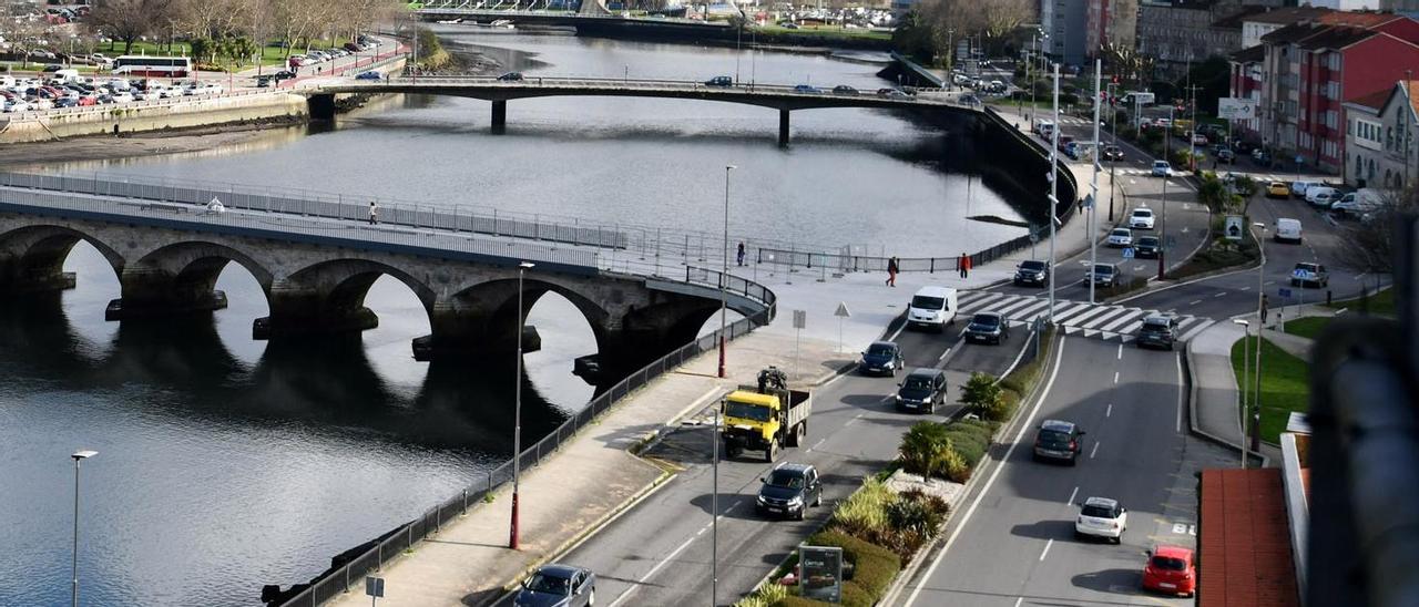 El atropello se produjo en el paso de peatones entre el puente de O Burgo y el casco histórico en Orillamar.
