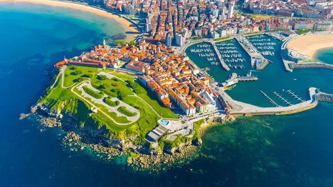 "En verano se va a llenar": el presagio de los paseantes ante los avances de la primera fase de la nueva playa verde de Gijón
