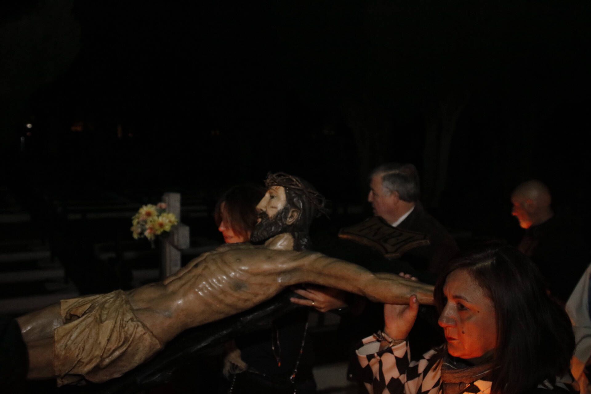 La procesión de las ánimas recorre el cementerio de San Atilano de Zamora con motivo de la noche de Difuntos y con la única iluminación de velas o faroles