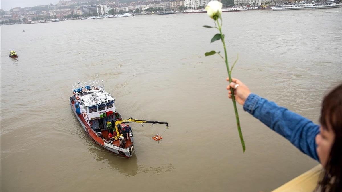 zentauroepp48394664 mti155  budapest  hungr a   30 05 2019   una mujer lanza una190530192722