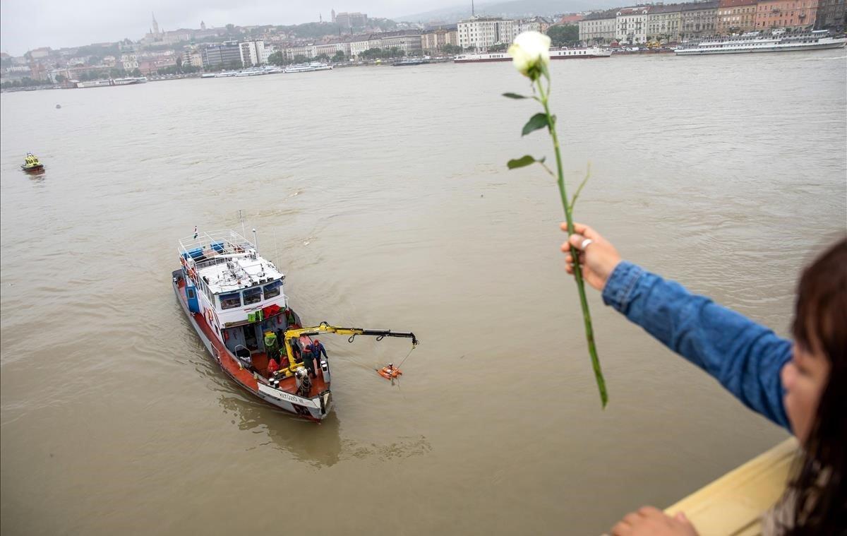 zentauroepp48394664 mti155  budapest  hungr a   30 05 2019   una mujer lanza una190530192722